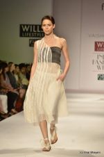 Model walk the ramp for Vaishali S Show at Wills Lifestyle India Fashion Week 2012 day 4 on 9th Oct 2012 (42).JPG
